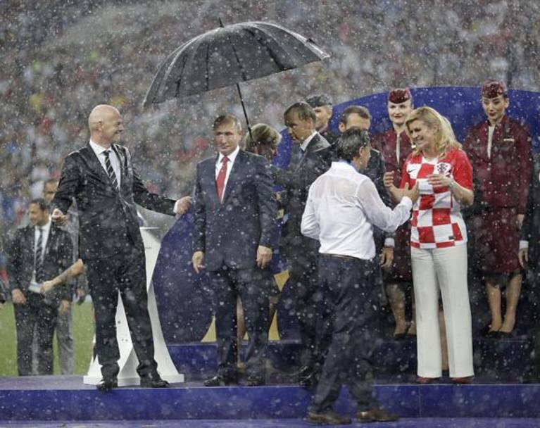 In pochi secondi viene giù il diluvio su Mosca. Putin non si bagna nemmeno un po&#39; mentre la camicia del c.t. croato dalic è zuppa e Infantino sembra chiedere qualche ombrello in più. Ap
